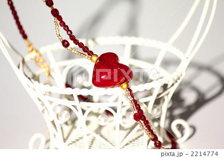 ヴェネチアンビーズの赤いハート 2214774