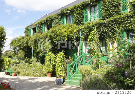 ジヴェルニーのモネの家の正面 2215220