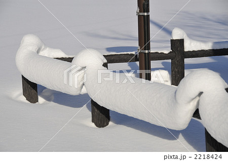 木柵に積もる新雪 木柵に積もる新雪 2218424