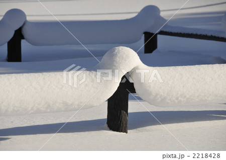 雪に埋もれる丸太柵 雪に埋もれる丸太柵 2218428