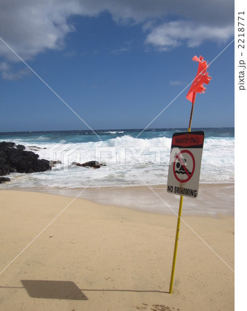 遊泳禁止 看板 波打ち際の写真素材