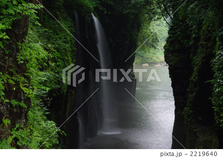 宮崎・高千穂。神聖な雰囲気の真名井の滝。 2219640