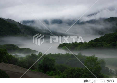 福島の山中。雨上がりの霧深い湖。 福島の山中。雨上がりの霧深い湖。 2219643