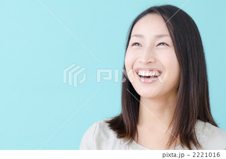 20代の女性（ブルーバック） 2221016