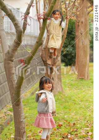 公園で遊ぶ4歳と小2の姉妹 2221446