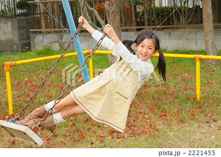 公園で遊ぶ小２の女の子の写真素材