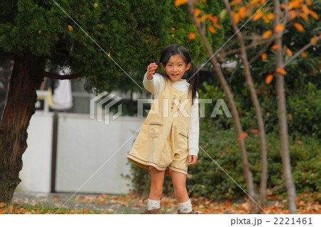 公園で遊ぶ小２の女の子 2221461