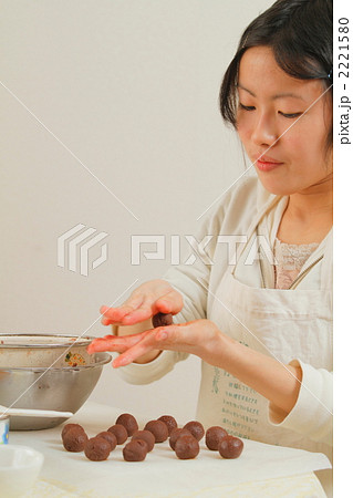 チョコを作る高校生　チョコを丸めてトリュフにする 2221580