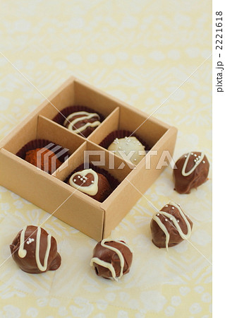 バレンタインデー　手作りのトリュフ 2221618