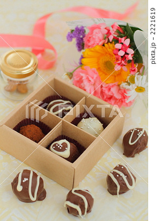 バレンタインデー　手作りのトリュフ 2221619