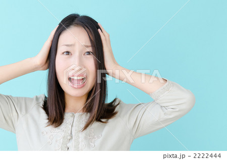 20代の女性（ブルーバック） 2222444