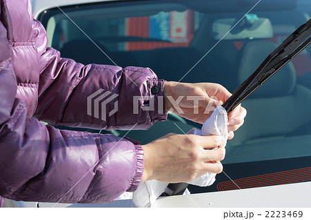 洗車をする男性 2223469