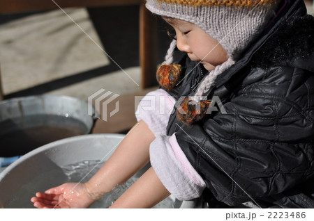 手を洗う女の子 2223486