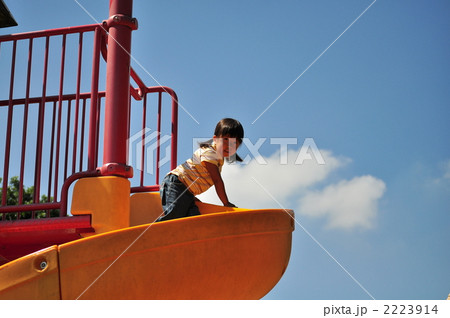 公園の遊具で元気に遊ぶ女の子（夏、青空） 2223914
