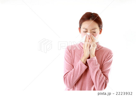 鼻をかむ女性 2223932