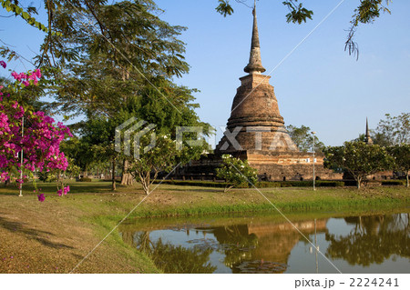 スコータイ遺跡公園のワット・スラ・シー 2224241