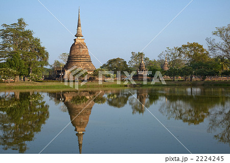 スコータイ遺跡公園のワット・スラ・シー 2224245