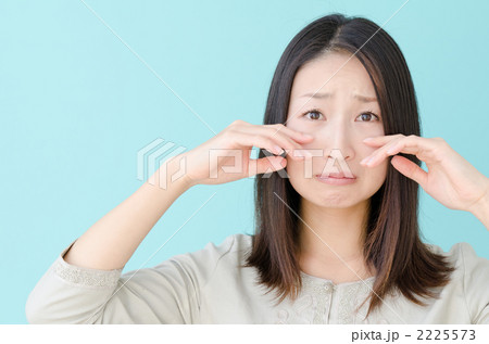 20代の女性（ブルーバック） 2225573