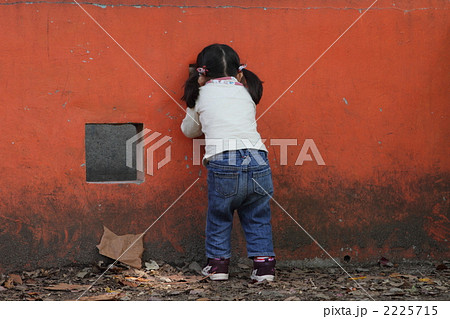 かくれんぼをする子供の後姿 2225715