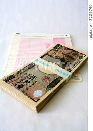 札束と通帳・縦 2225746