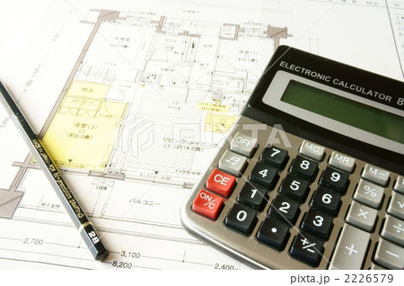 マンション間取り図面と計算機の写真素材
