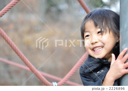 ザイルクライミングで遊ぶ女の子 2226896