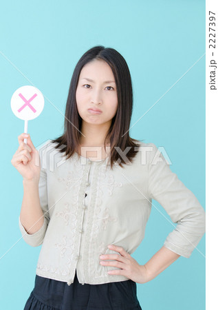 20代の女性（ブルーバック） 2227397