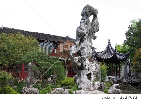 中国　江南地方の古典園林「留園」に立つ名石”冠雲峰”  2227682
