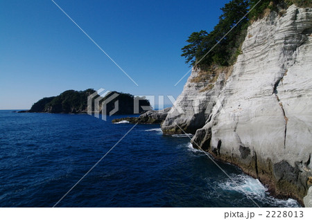 伊豆　堂ヶ島の断崖と三四郎島 2228013