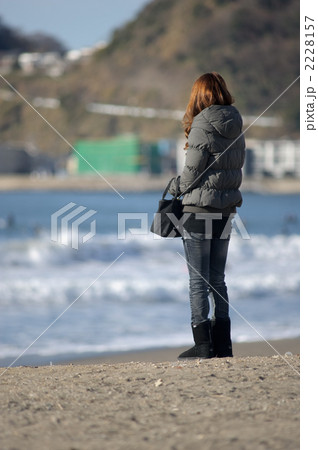 海岸に立つ若い女性 2228157