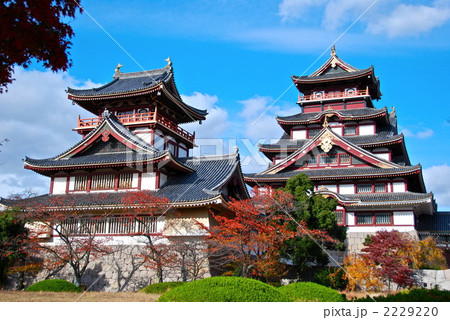 伏見桃山城の「模擬天守(右)と小天守(左)」（伏見桃山城運動公園／京都市伏見区）の写真素材 [2229220] - PIXTA