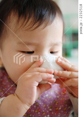 食べる赤ちゃん 2232518