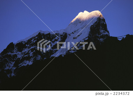 タウツェ(6501m)の朝　ネパール　ディンボチェにて 2234372