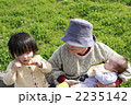 あばあちゃん　孫に囲まれて 2235142