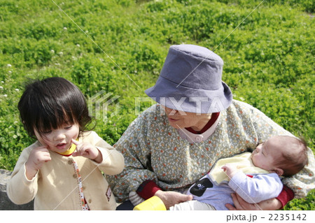 あばあちゃん　孫に囲まれて 2235142