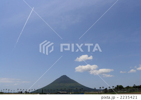 開聞岳と飛行機雲 2235421