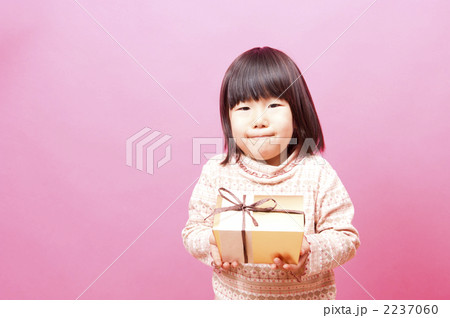 プレゼントを渡す子供 2237060