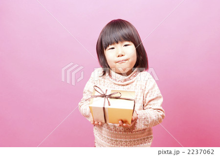 プレゼントを渡す子供 プレゼントを渡す子供 2237062