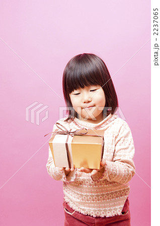 プレゼントを渡す子供 2237065