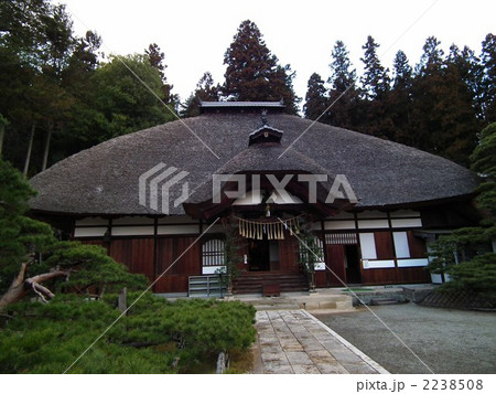 信州の鎌倉【常楽寺の萱葺きの屋根】 2238508