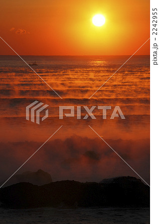 桜島と海面からの気嵐　写真　額付き 気嵐 毛嵐の海に昇る太陽 冬の風物詩 幻想的光景の写真素材 [2242955