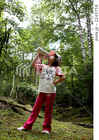 水を飲む女の子 2243758