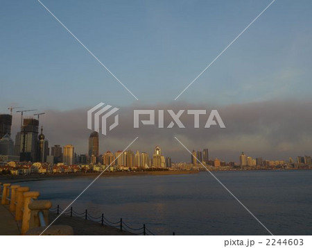 夕陽に横から照らされる青島のビル群 2244603