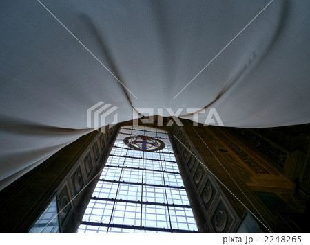 カーテンの向こう 2248265