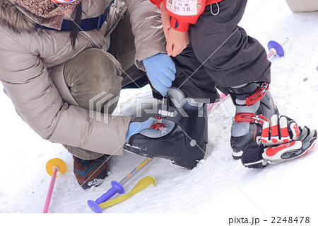 ブーツを履く 2248478