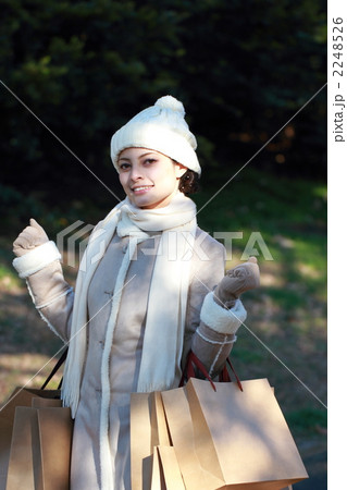 女性1人 (日常 買物 冬 SALE バーゲン セール ショッピング) 2248526