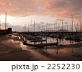 夕暮れのヨットハーバー 2252230