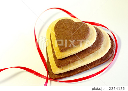 バレンタインのハートクッキーとリボン 2254126