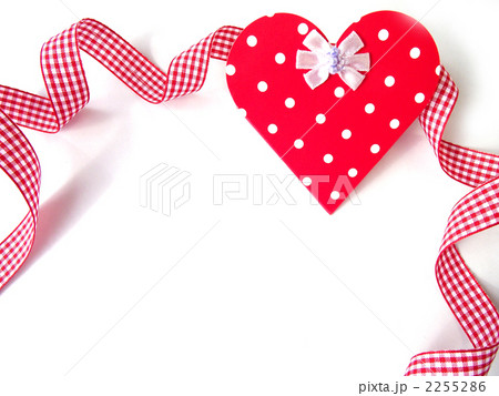 水玉ハートの赤い箱とチェックのリボン３ 2255286