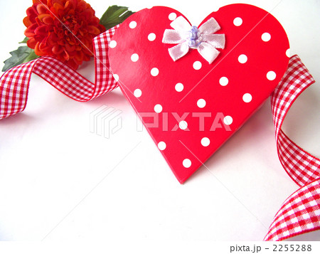 ハートの箱とリボンとキンセンカ 2255288